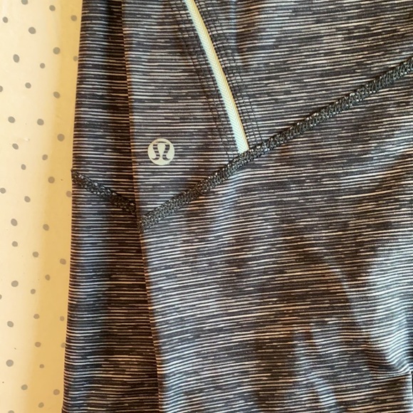 GUC Lululemon crop, sz 8 - Picture 2 of 3